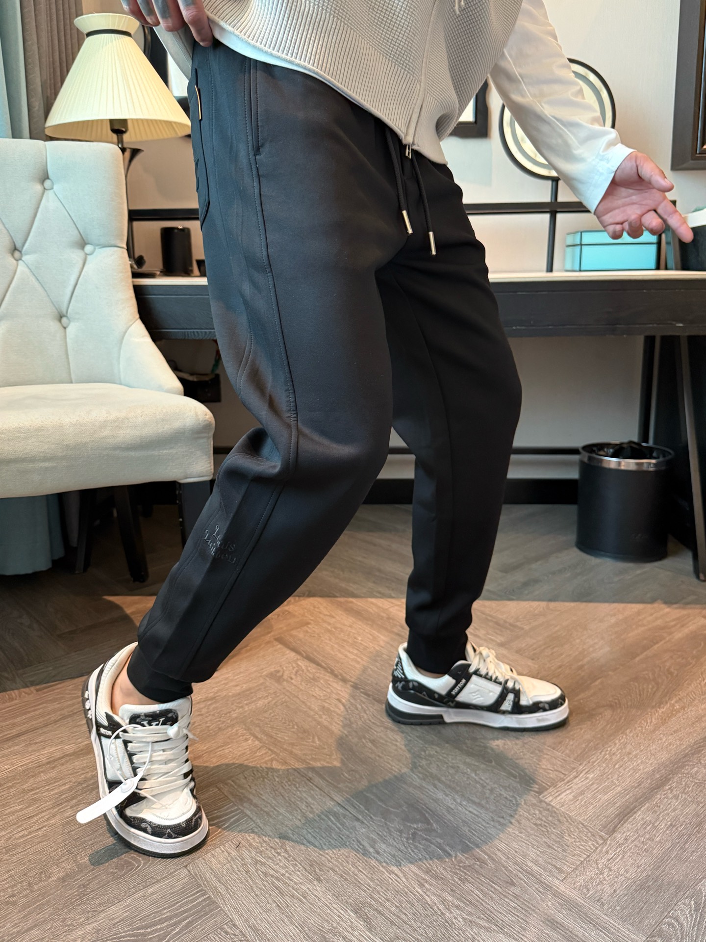 LV 顶级货品🐮 🆕2025秋冬新款休闲裤！官网同步发售。品牌经典LOGO休闲裤 ，定制面料，舒适度极好