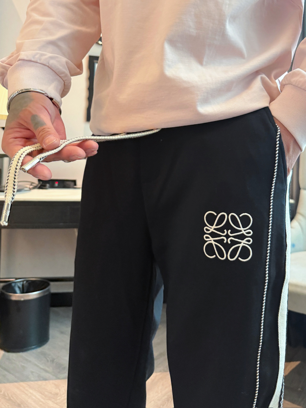 罗意威 顶级货品🐮 🆕2025秋冬新款休闲裤！官网同步发售。品牌经典LOGO休闲裤 ，定制面料，舒适度极