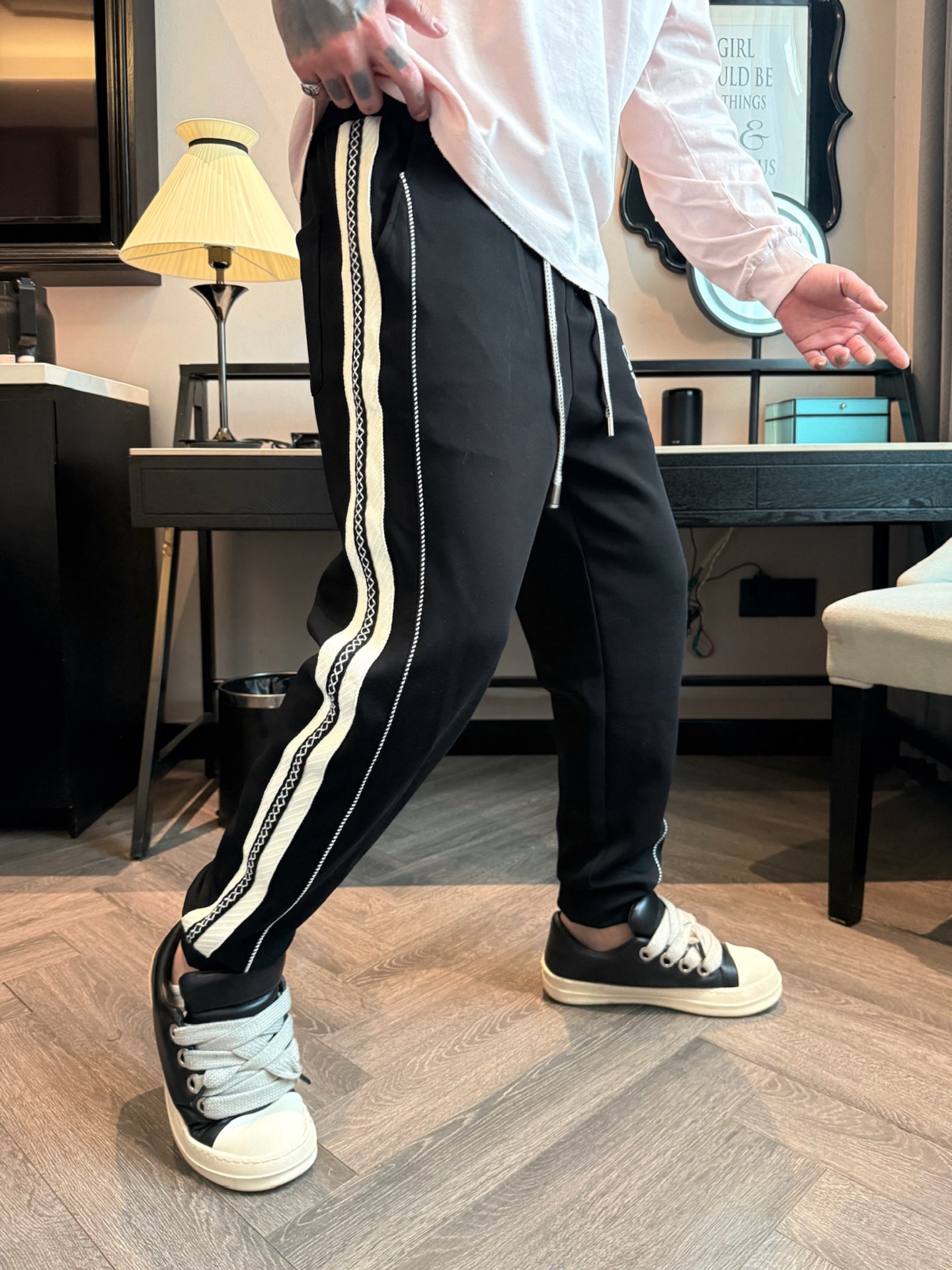 罗意威 顶级货品🐮 🆕2025秋冬新款休闲裤！官网同步发售。品牌经典LOGO休闲裤 ，定制面料，舒适度极