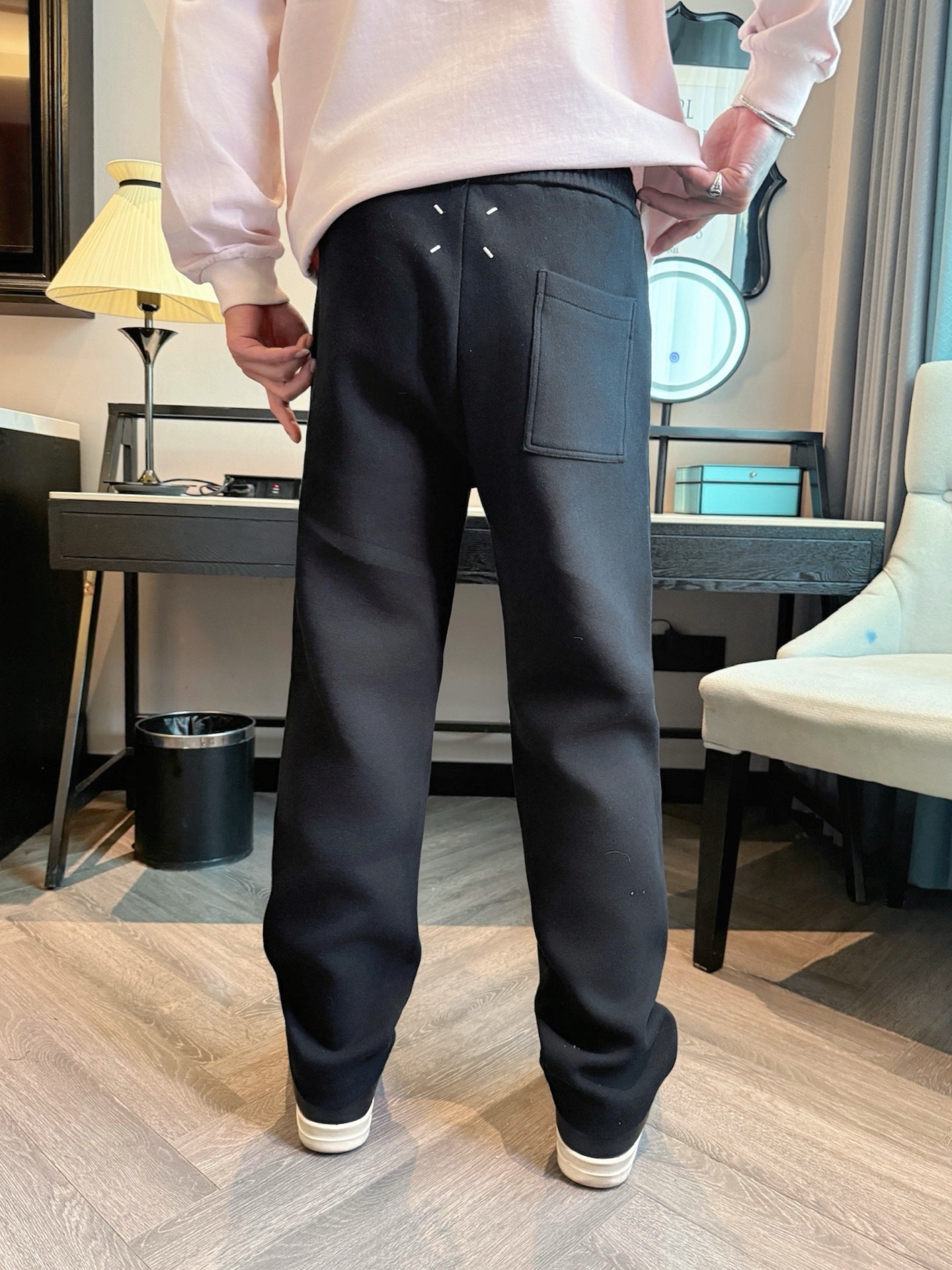 马吉拉 顶级货品🐮 🆕2025秋冬新款休闲裤！官网同步发售。品牌经典LOGO休闲裤 ，定制面料，舒适度极