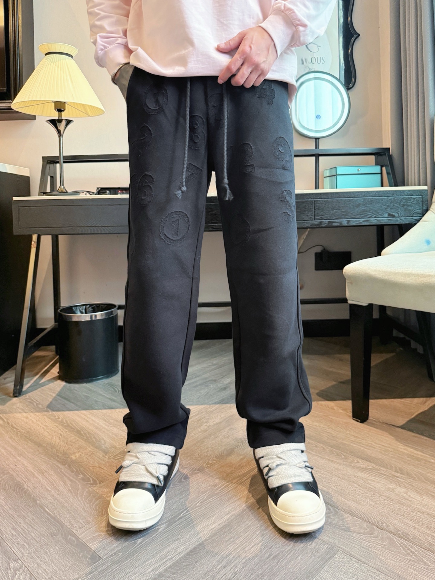 马吉拉 顶级货品🐮 🆕2025秋冬新款休闲裤！官网同步发售。品牌经典LOGO休闲裤 ，定制面料，舒适度极