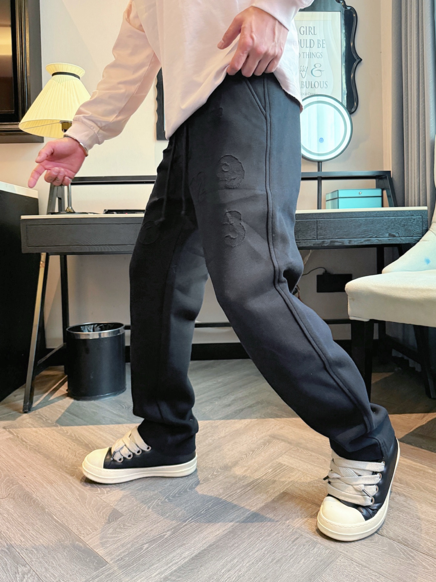 马吉拉 顶级货品🐮 🆕2025秋冬新款休闲裤！官网同步发售。品牌经典LOGO休闲裤 ，定制面料，舒适度极