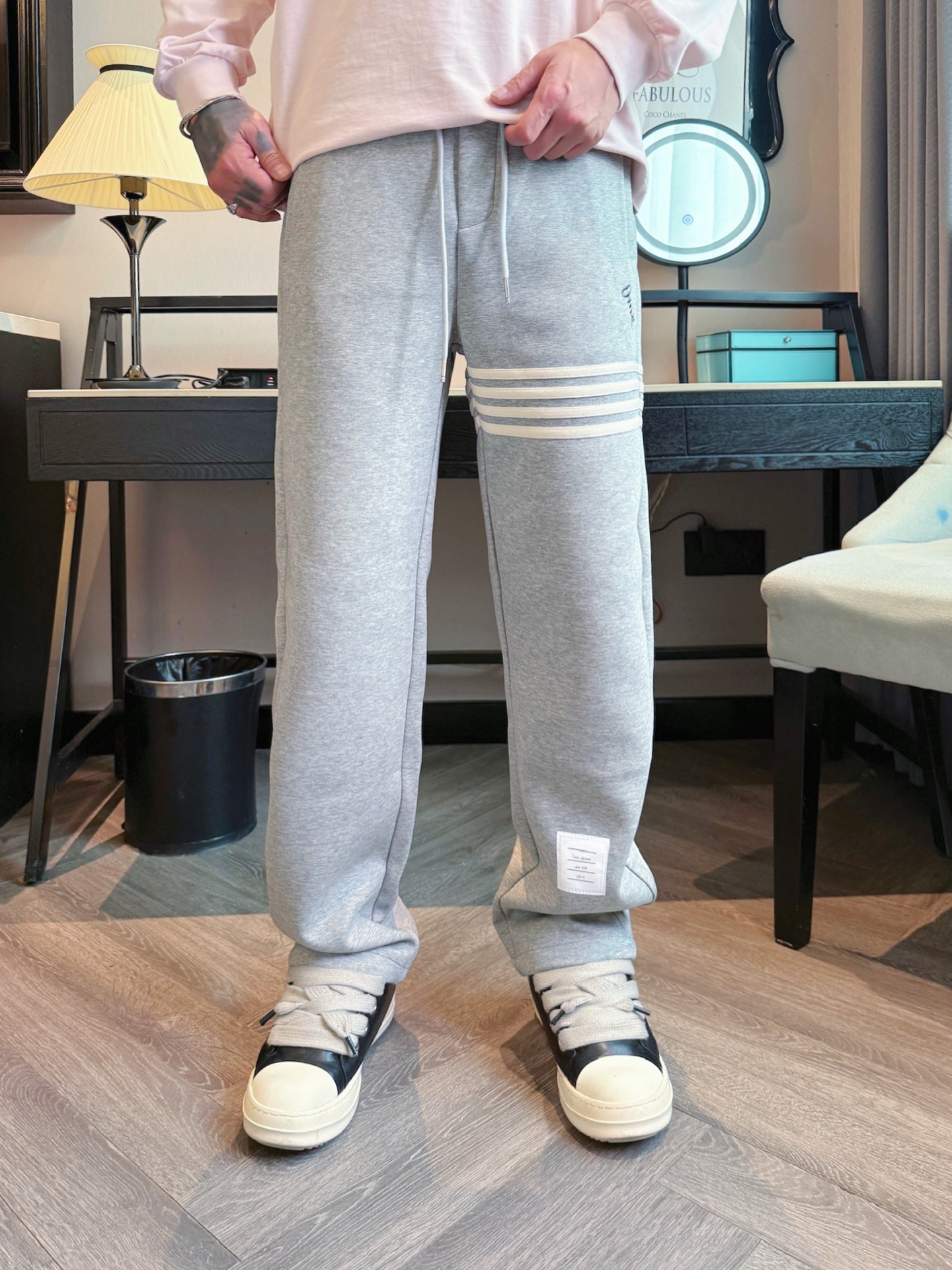 TB 顶级货品🐮 🆕2025秋冬新款休闲裤！官网同步发售。品牌经典LOGO休闲裤 ，定制面料，舒适度极好