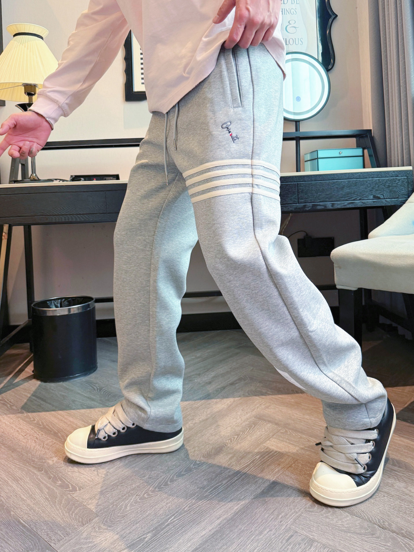 TB 顶级货品🐮 🆕2025秋冬新款休闲裤！官网同步发售。品牌经典LOGO休闲裤 ，定制面料，舒适度极好