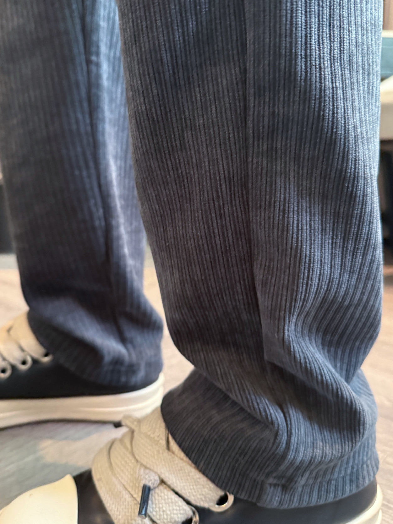 LV 顶级货品🐮 🆕2025秋冬新款休闲裤！官网同步发售。品牌经典LOGO休闲裤 ，定制面料，舒适度极好