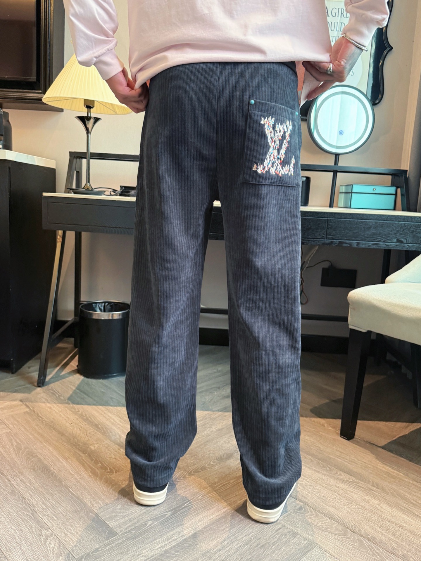 LV 顶级货品🐮 🆕2025秋冬新款休闲裤！官网同步发售。品牌经典LOGO休闲裤 ，定制面料，舒适度极好