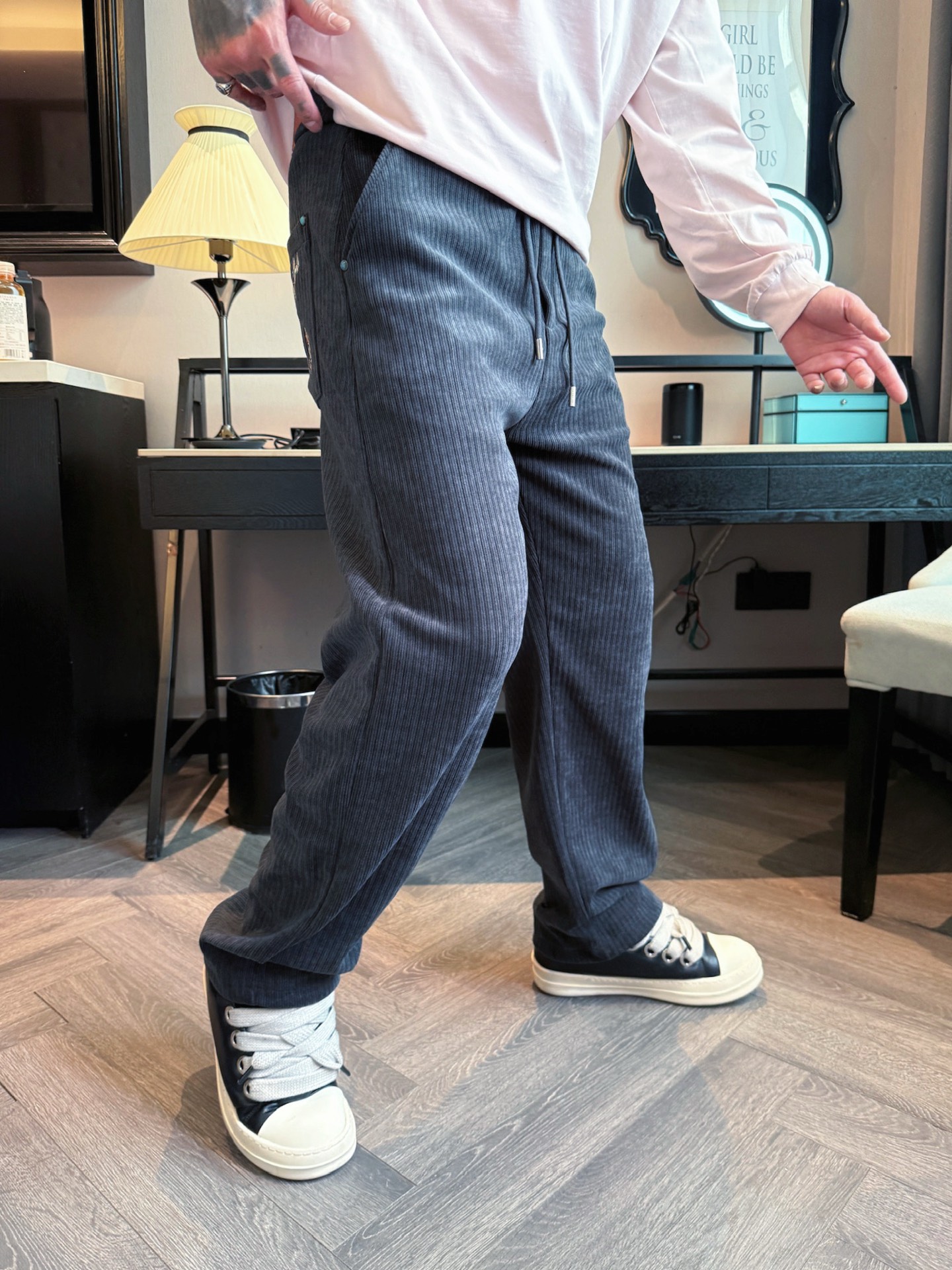 LV 顶级货品🐮 🆕2025秋冬新款休闲裤！官网同步发售。品牌经典LOGO休闲裤 ，定制面料，舒适度极好