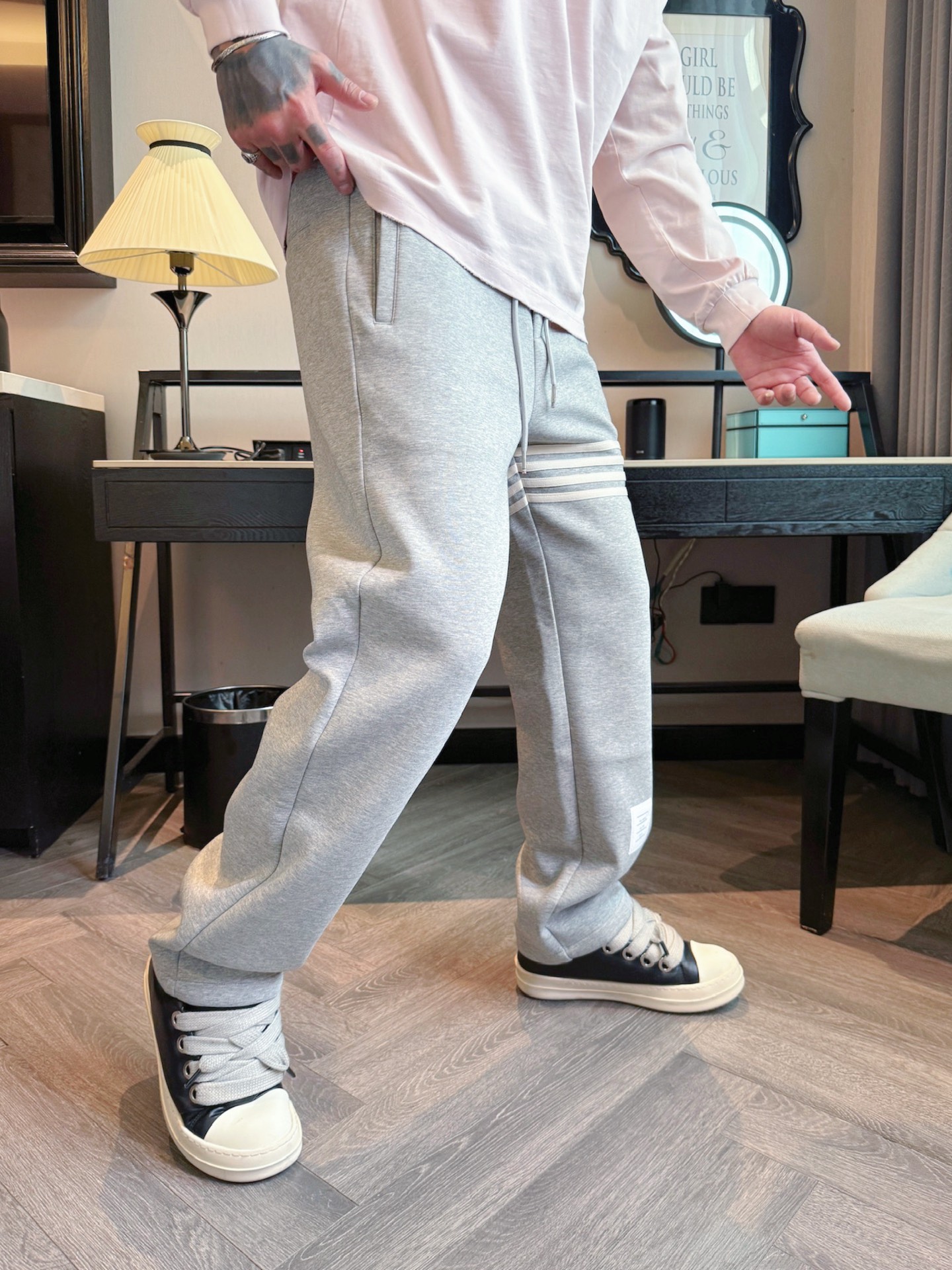 TB 顶级货品🐮 🆕2025秋冬新款休闲裤！官网同步发售。品牌经典LOGO休闲裤 ，定制面料，舒适度极好