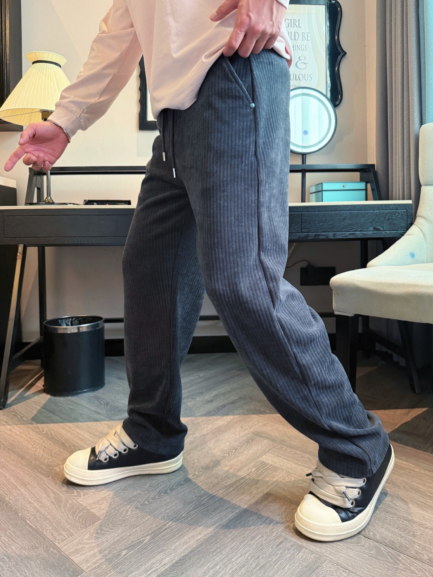 LV 顶级货品🐮 🆕2025秋冬新款休闲裤！官网同步发售。品牌经典LOGO休闲裤 ，定制面料，舒适度极好