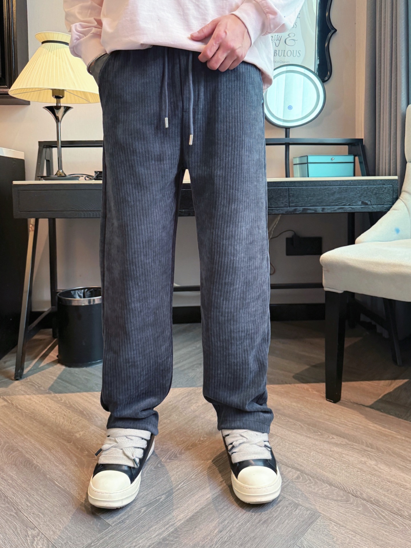 LV 顶级货品🐮 🆕2025秋冬新款休闲裤！官网同步发售。品牌经典LOGO休闲裤 ，定制面料，舒适度极好