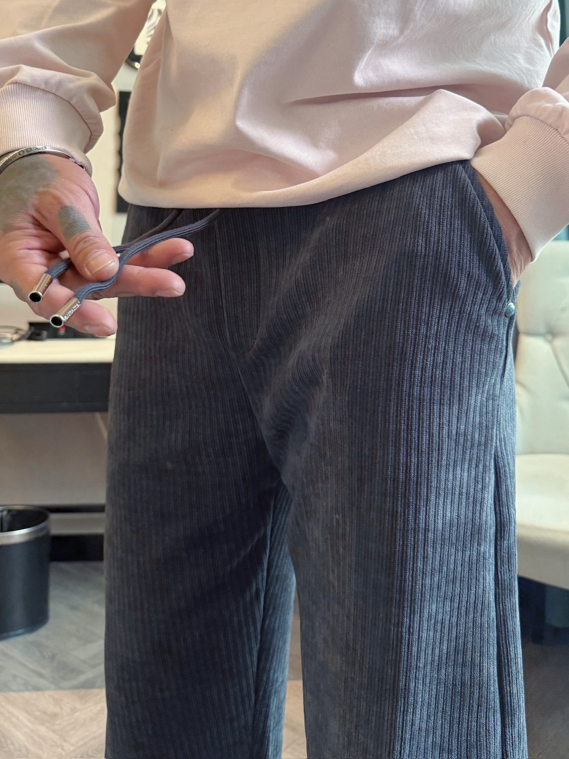 LV 顶级货品🐮 🆕2025秋冬新款休闲裤！官网同步发售。品牌经典LOGO休闲裤 ，定制面料，舒适度极好