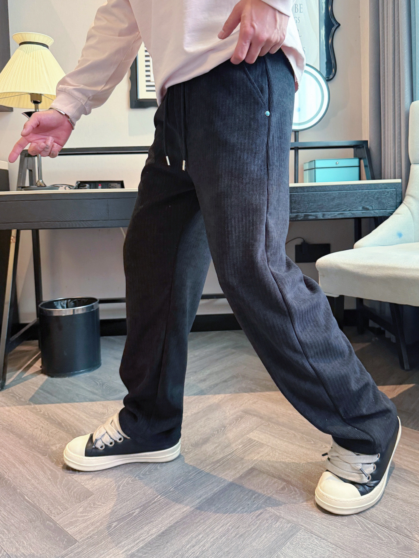 LV 顶级货品🐮 🆕2025秋冬新款休闲裤！官网同步发售。品牌经典LOGO休闲裤 ，定制面料，舒适度极好