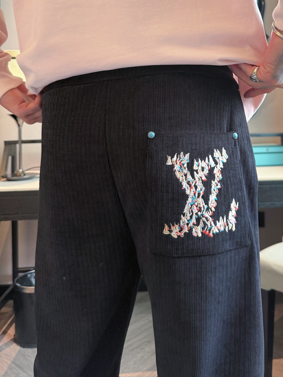 LV 顶级货品🐮 🆕2025秋冬新款休闲裤！官网同步发售。品牌经典LOGO休闲裤 ，定制面料，舒适度极好