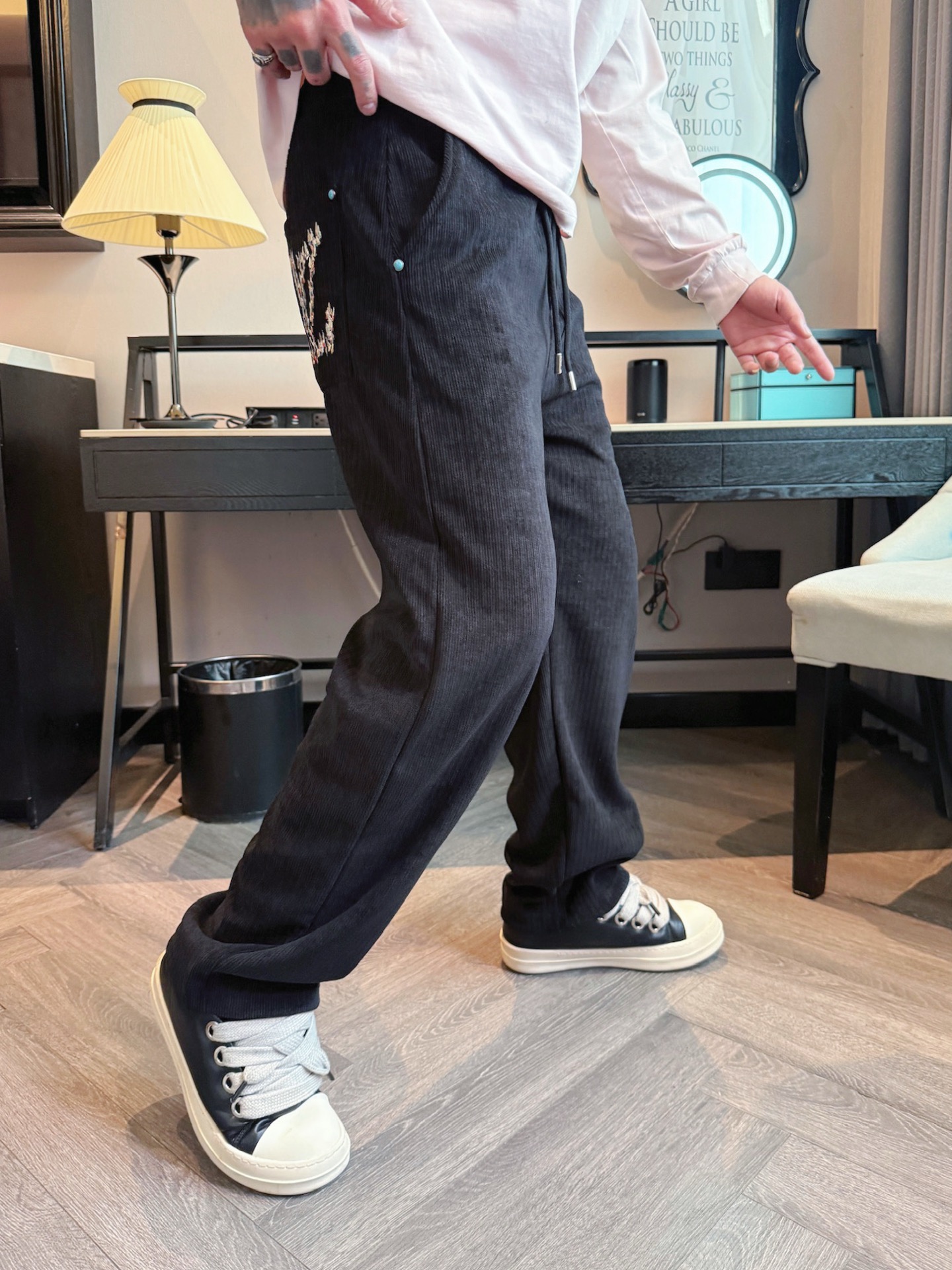 LV 顶级货品🐮 🆕2025秋冬新款休闲裤！官网同步发售。品牌经典LOGO休闲裤 ，定制面料，舒适度极好