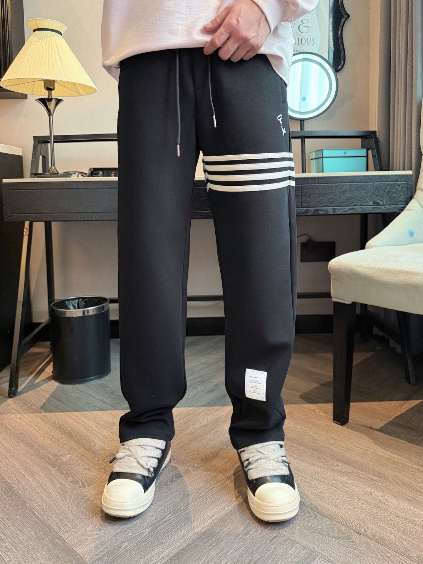 TB 顶级货品🐮 🆕2025秋冬新款休闲裤！官网同步发售。品牌经典LOGO休闲裤 ，定制面料，舒适度极好