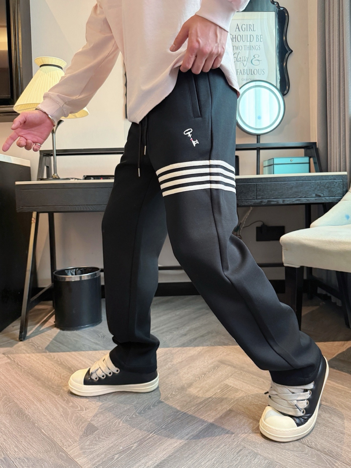 TB 顶级货品🐮 🆕2025秋冬新款休闲裤！官网同步发售。品牌经典LOGO休闲裤 ，定制面料，舒适度极好