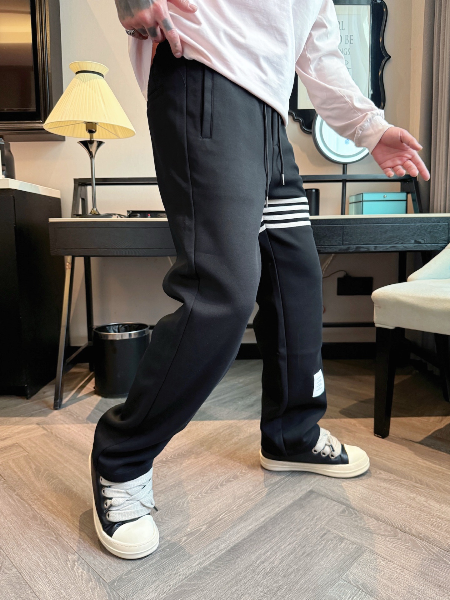 TB 顶级货品🐮 🆕2025秋冬新款休闲裤！官网同步发售。品牌经典LOGO休闲裤 ，定制面料，舒适度极好