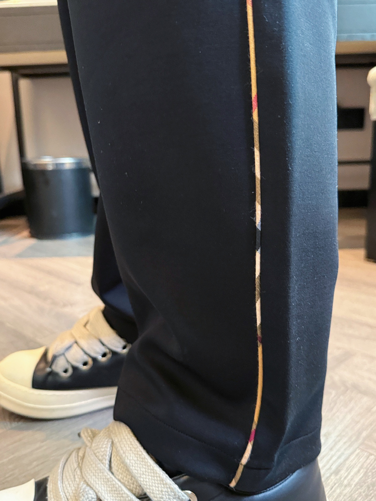 巴宝莉 顶级货品🐮 🆕2025秋冬新款休闲裤！官网同步发售。品牌经典LOGO休闲裤 ，定制面料，舒适度极