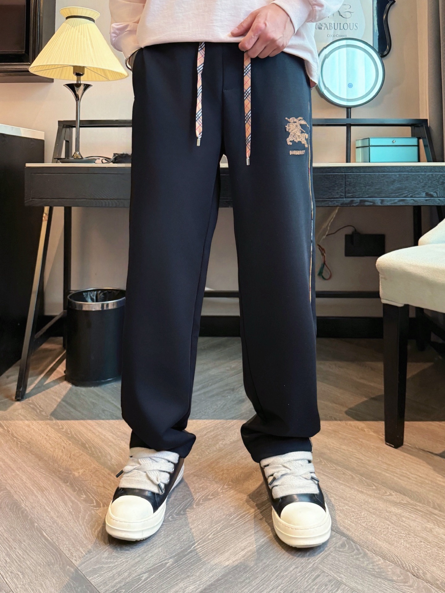 巴宝莉 顶级货品🐮 🆕2025秋冬新款休闲裤！官网同步发售。品牌经典LOGO休闲裤 ，定制面料，舒适度极