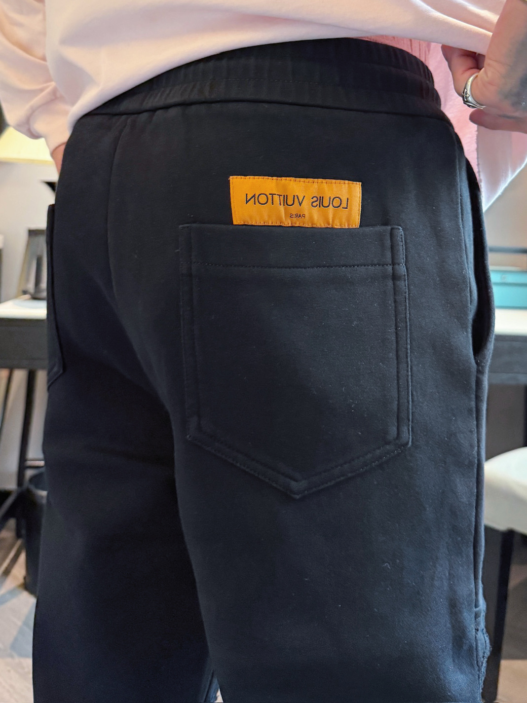 LV 顶级货品🐮 🆕2025秋冬新款休闲裤！官网同步发售。品牌经典LOGO休闲裤 ，定制面料，舒适度极好