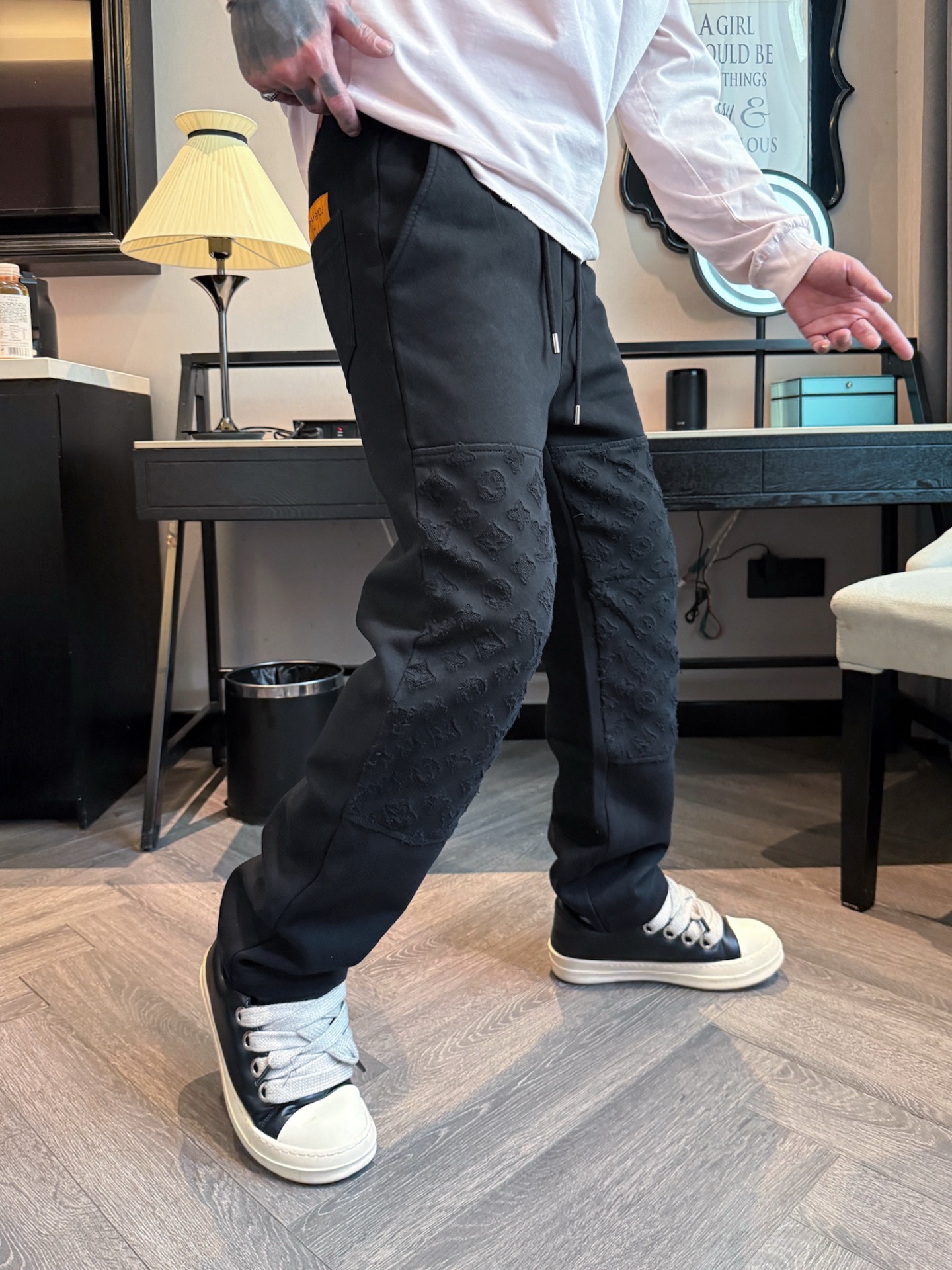 LV 顶级货品🐮 🆕2025秋冬新款休闲裤！官网同步发售。品牌经典LOGO休闲裤 ，定制面料，舒适度极好