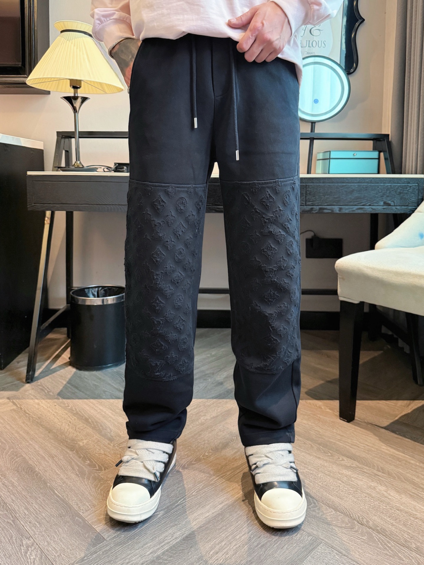 LV 顶级货品🐮 🆕2025秋冬新款休闲裤！官网同步发售。品牌经典LOGO休闲裤 ，定制面料，舒适度极好