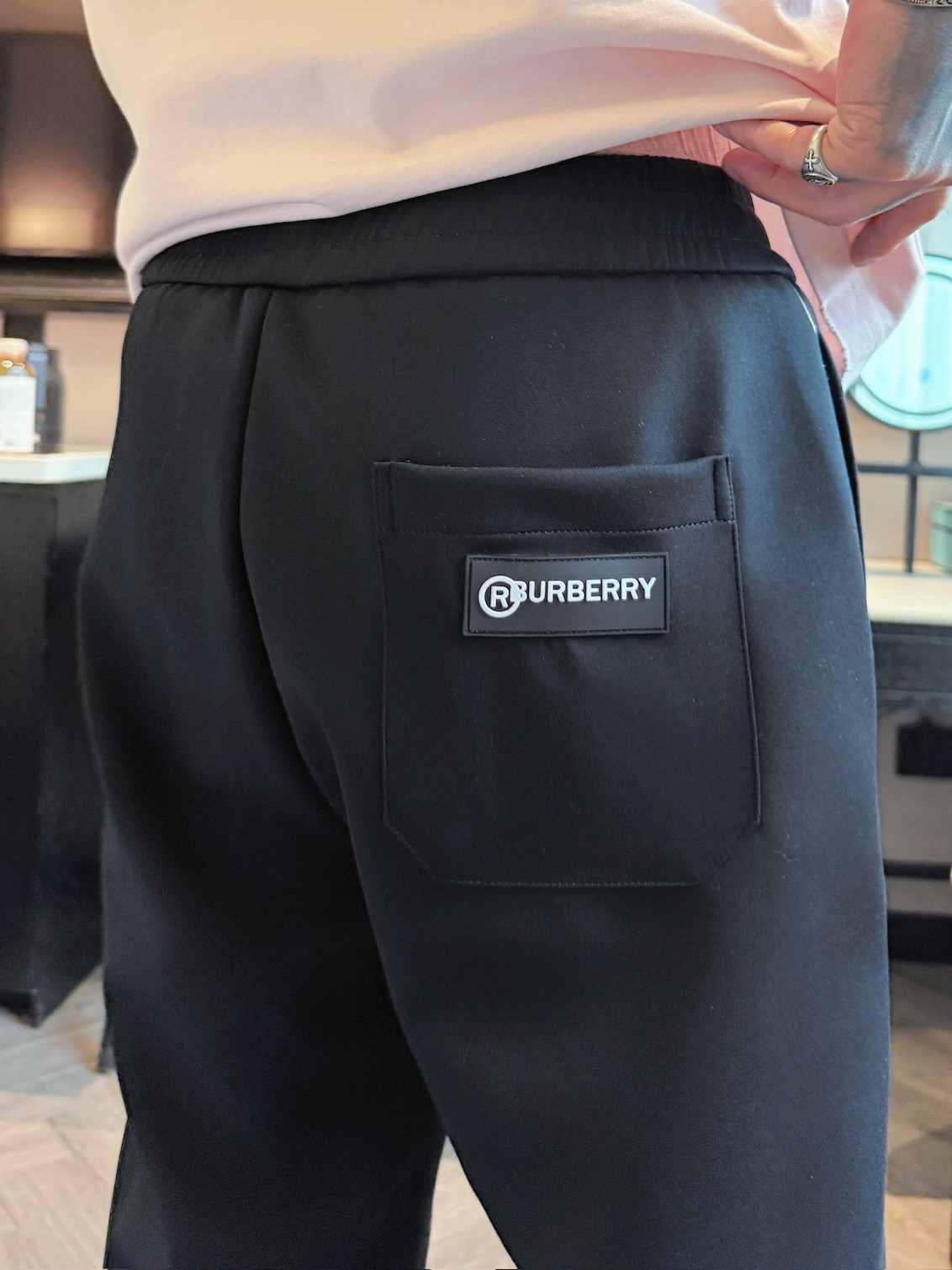 巴宝莉 顶级货品🐮 🆕2025秋冬新款休闲裤！官网同步发售。品牌经典LOGO休闲裤 ，定制面料，舒适度极