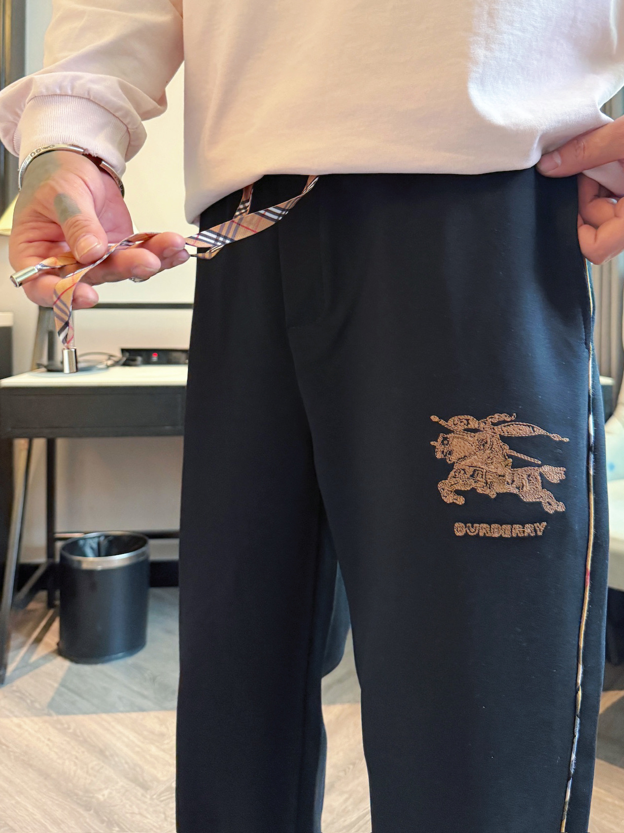 巴宝莉 顶级货品🐮 🆕2025秋冬新款休闲裤！官网同步发售。品牌经典LOGO休闲裤 ，定制面料，舒适度极