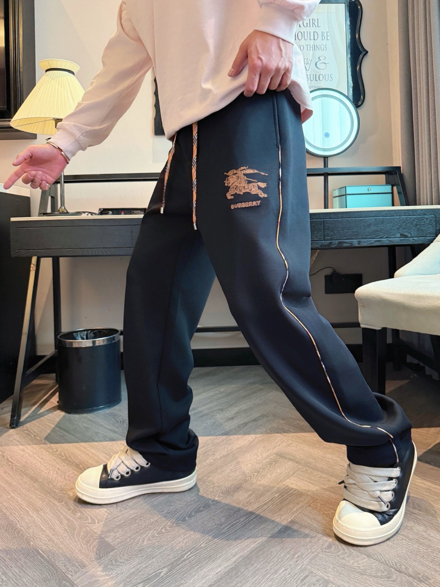 巴宝莉 顶级货品🐮 🆕2025秋冬新款休闲裤！官网同步发售。品牌经典LOGO休闲裤 ，定制面料，舒适度极