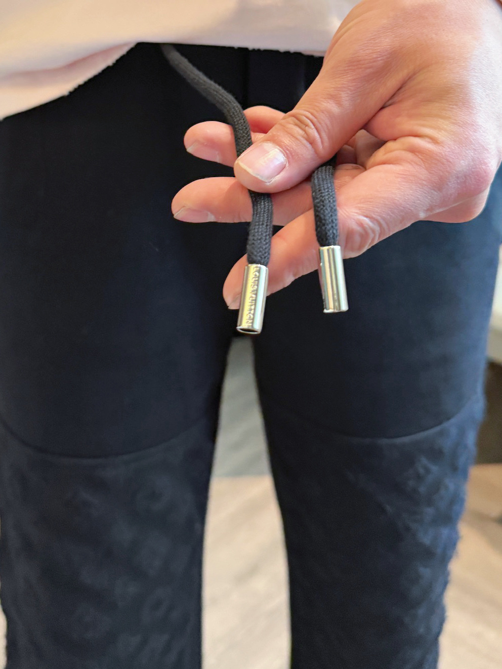 LV 顶级货品🐮 🆕2025秋冬新款休闲裤！官网同步发售。品牌经典LOGO休闲裤 ，定制面料，舒适度极好