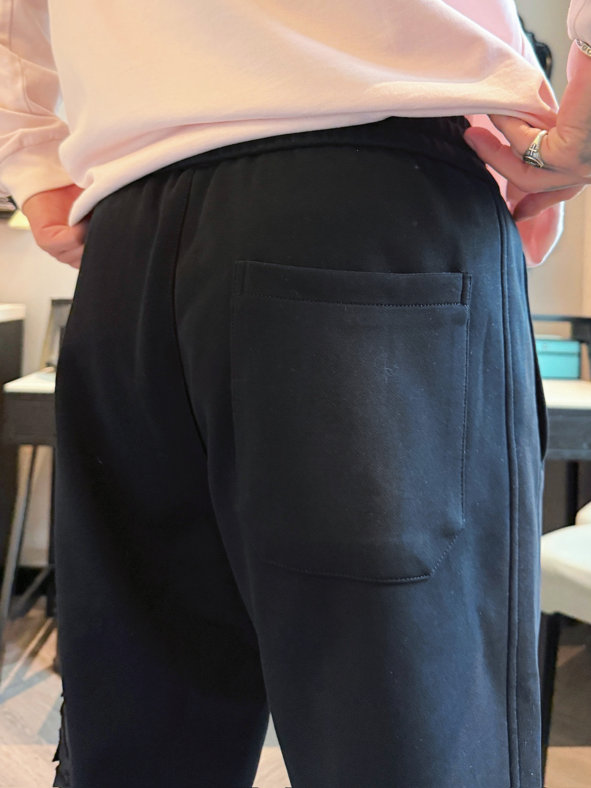 巴黎世家 顶级货品🐮 🆕2025秋冬新款休闲裤！官网同步发售。品牌经典LOGO休闲裤 ，定制面料，舒适度