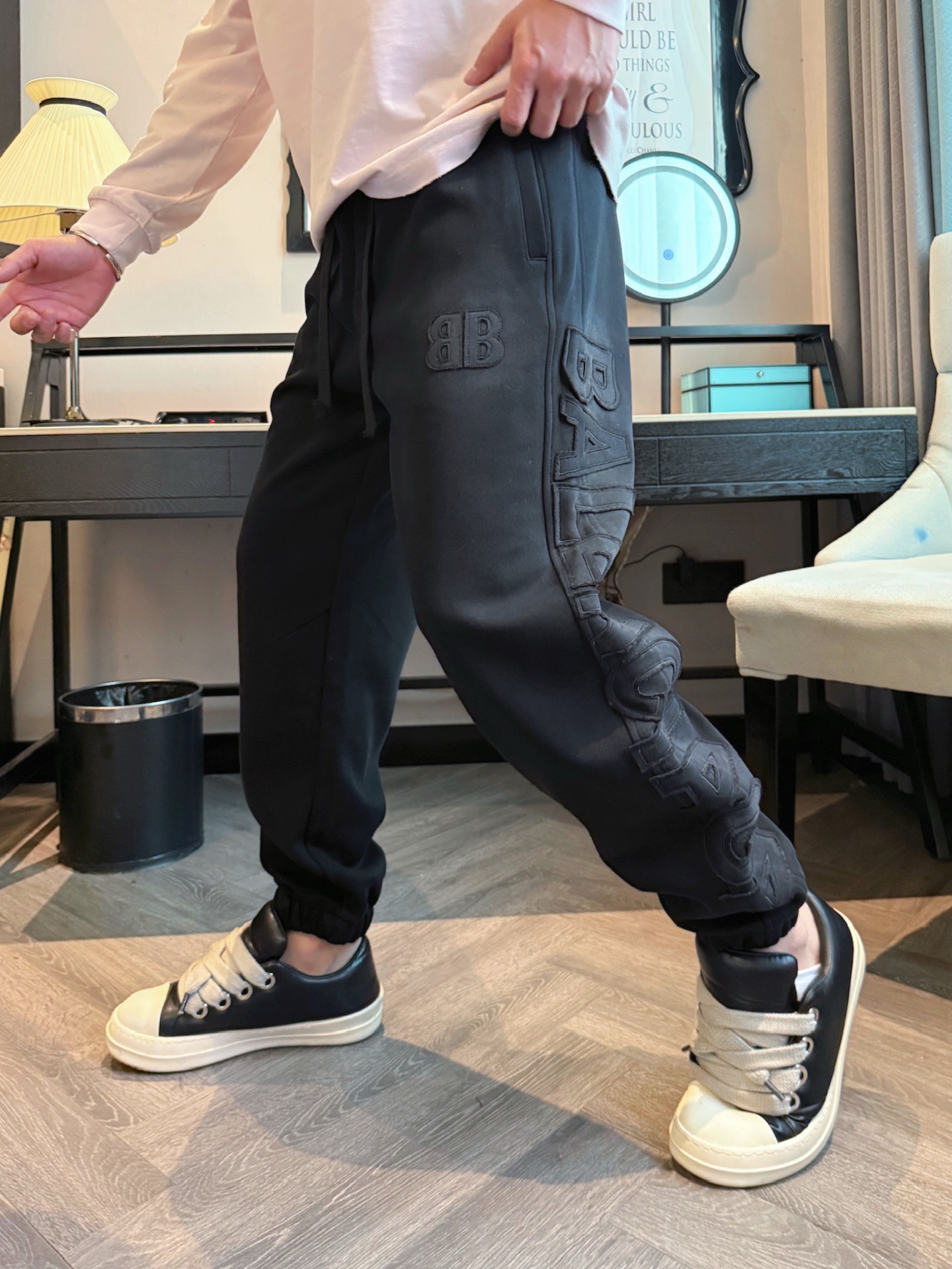 巴黎世家 顶级货品🐮 🆕2025秋冬新款休闲裤！官网同步发售。品牌经典LOGO休闲裤 ，定制面料，舒适度