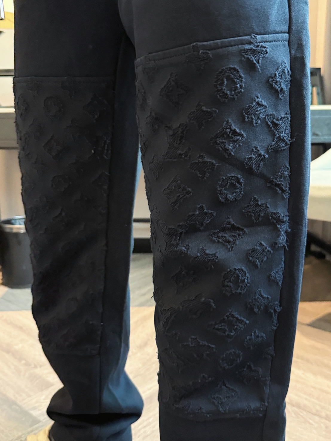 LV 顶级货品🐮 🆕2025秋冬新款休闲裤！官网同步发售。品牌经典LOGO休闲裤 ，定制面料，舒适度极好