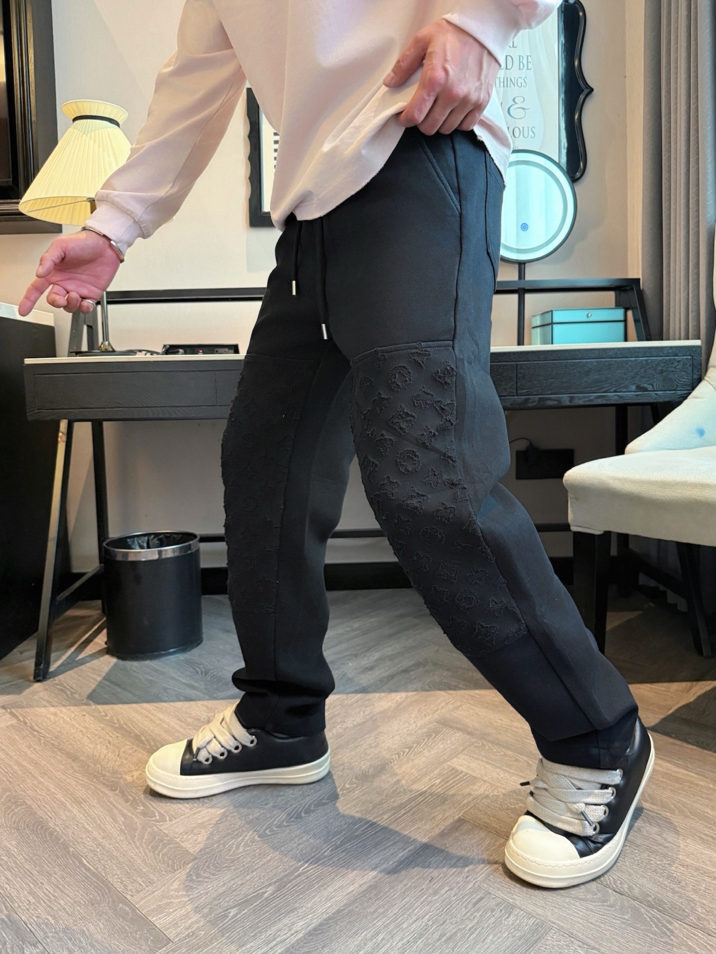 LV 顶级货品🐮 🆕2025秋冬新款休闲裤！官网同步发售。品牌经典LOGO休闲裤 ，定制面料，舒适度极好