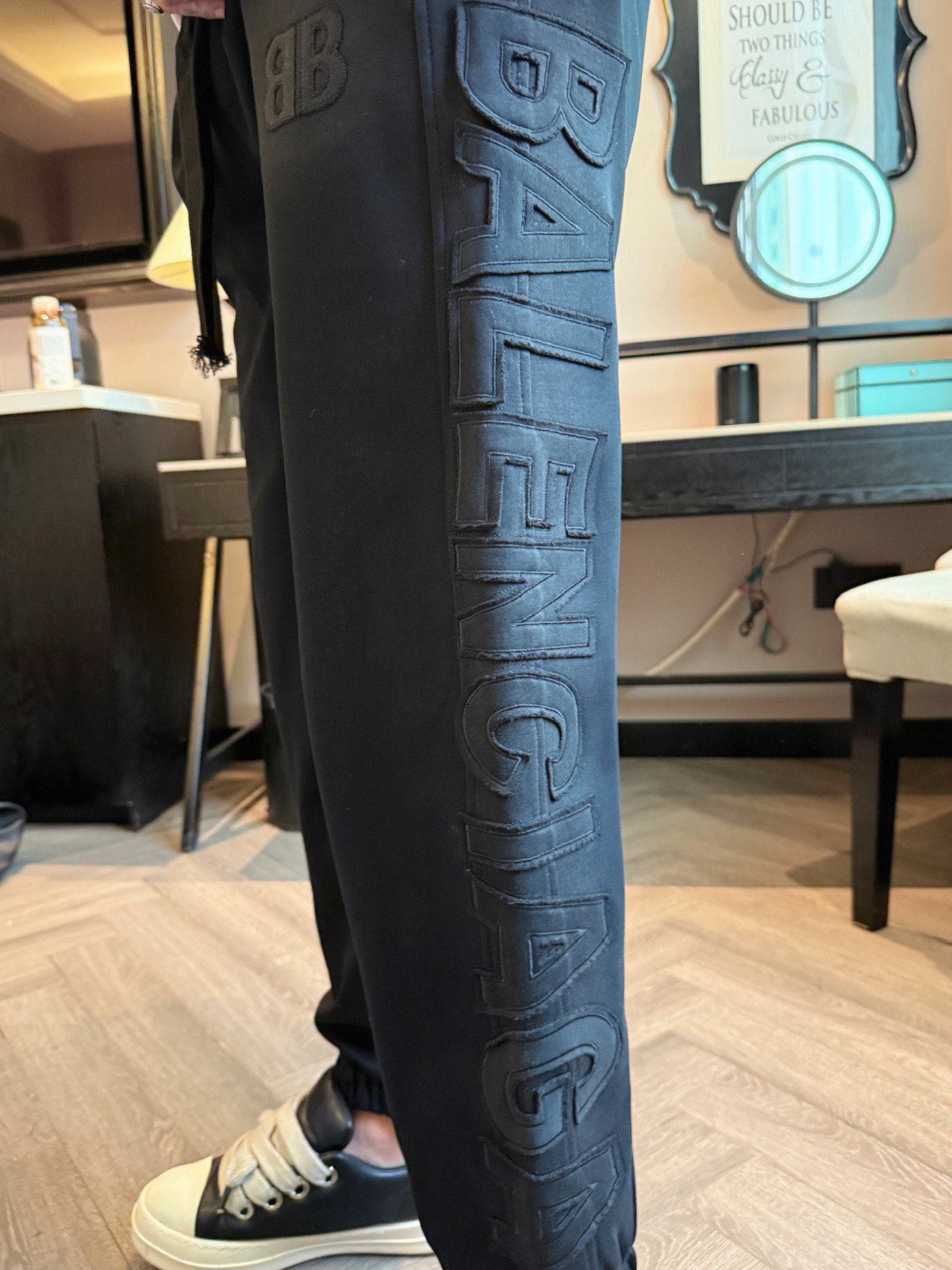 巴黎世家 顶级货品🐮 🆕2025秋冬新款休闲裤！官网同步发售。品牌经典LOGO休闲裤 ，定制面料，舒适度