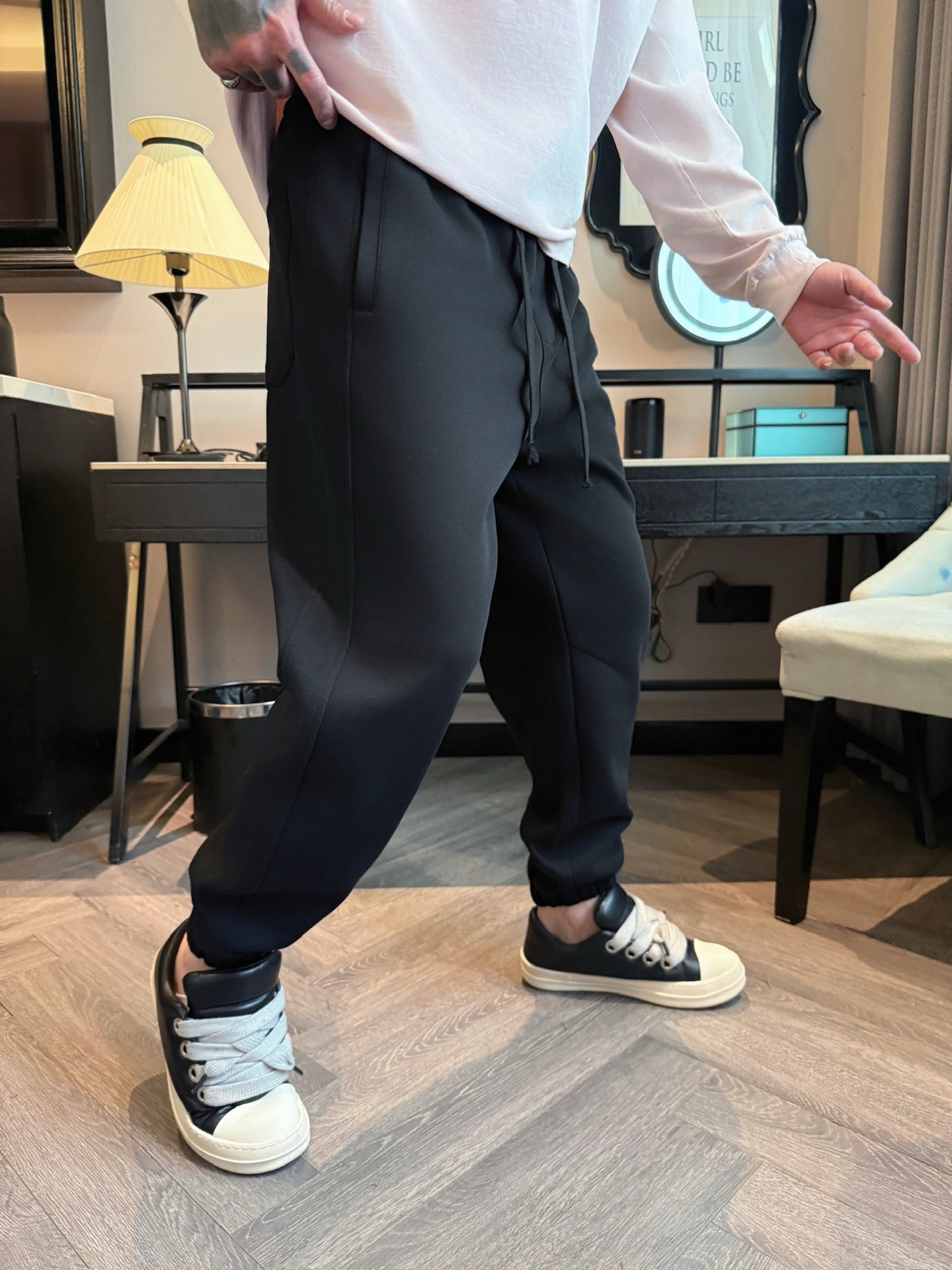 巴黎世家 顶级货品🐮 🆕2025秋冬新款休闲裤！官网同步发售。品牌经典LOGO休闲裤 ，定制面料，舒适度