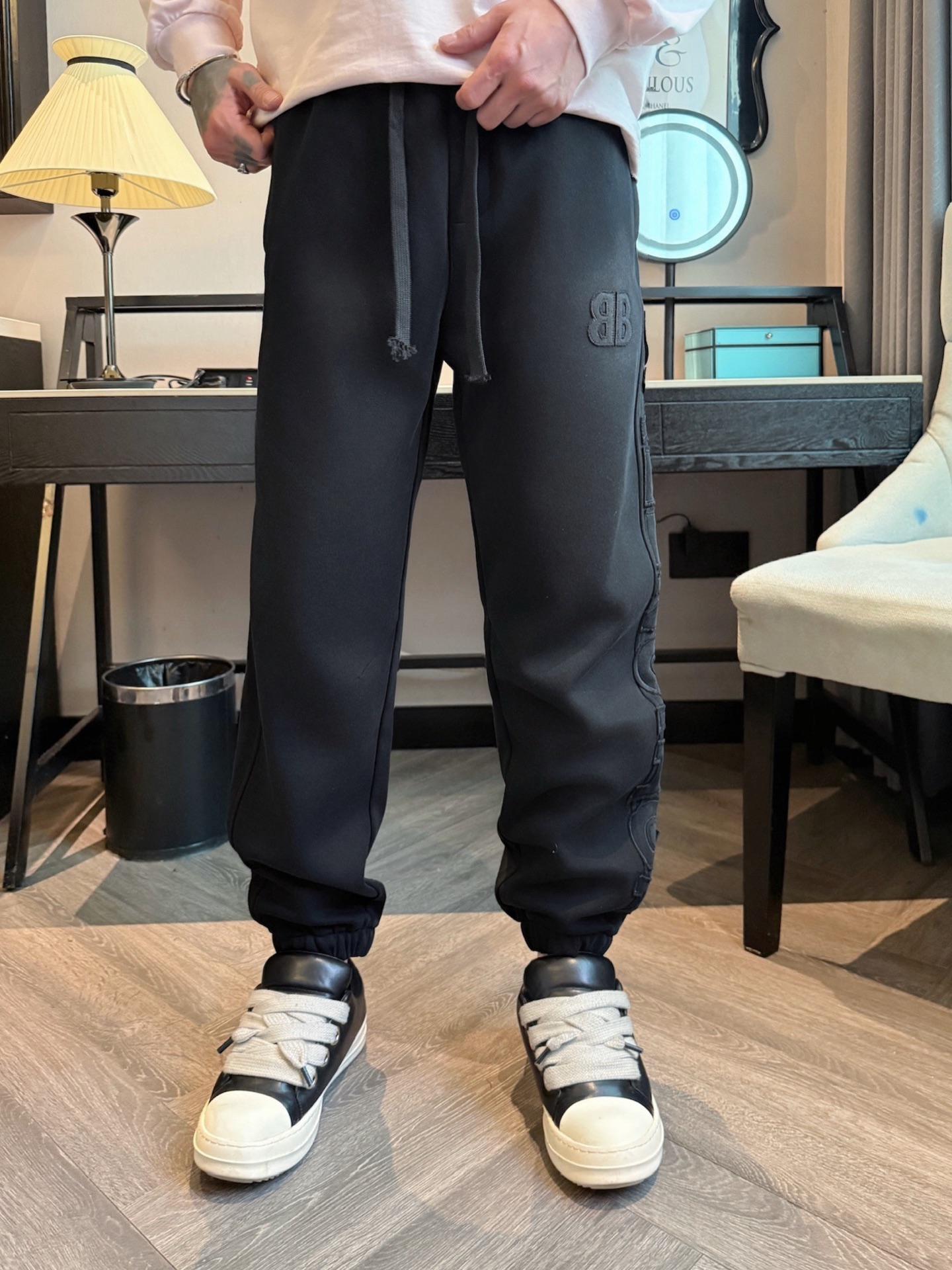 巴黎世家 顶级货品🐮 🆕2025秋冬新款休闲裤！官网同步发售。品牌经典LOGO休闲裤 ，定制面料，舒适度