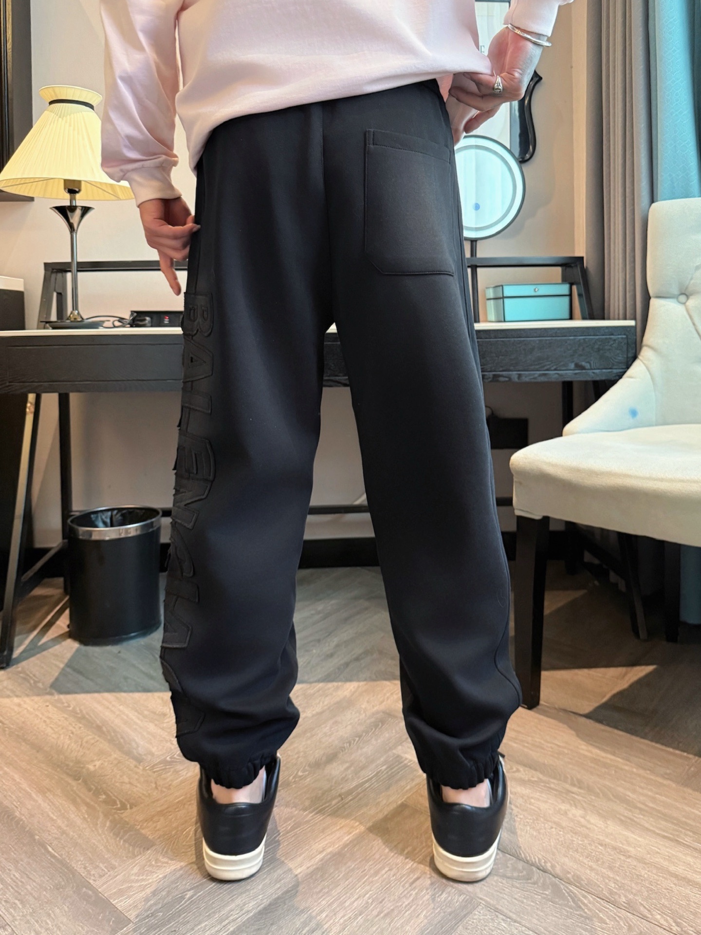 巴黎世家 顶级货品🐮 🆕2025秋冬新款休闲裤！官网同步发售。品牌经典LOGO休闲裤 ，定制面料，舒适度