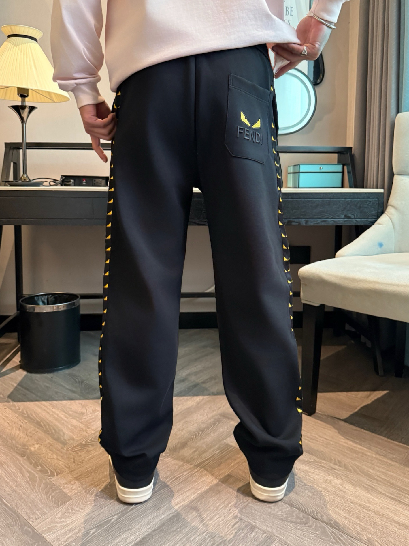 芬迪 顶级货品🐮 🆕2025秋冬新款休闲裤！官网同步发售。品牌经典LOGO休闲裤 ，定制面料，舒适度极好