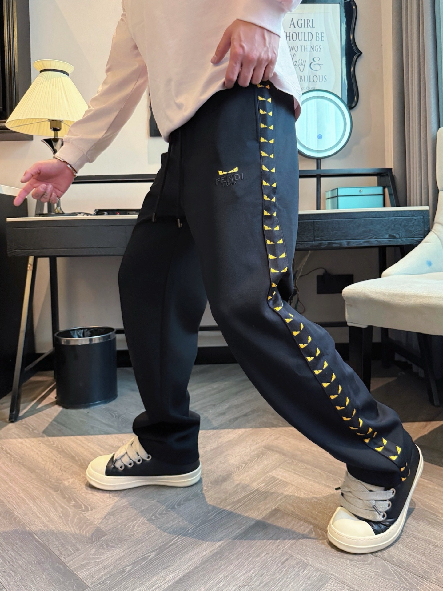 芬迪 顶级货品🐮 🆕2025秋冬新款休闲裤！官网同步发售。品牌经典LOGO休闲裤 ，定制面料，舒适度极好