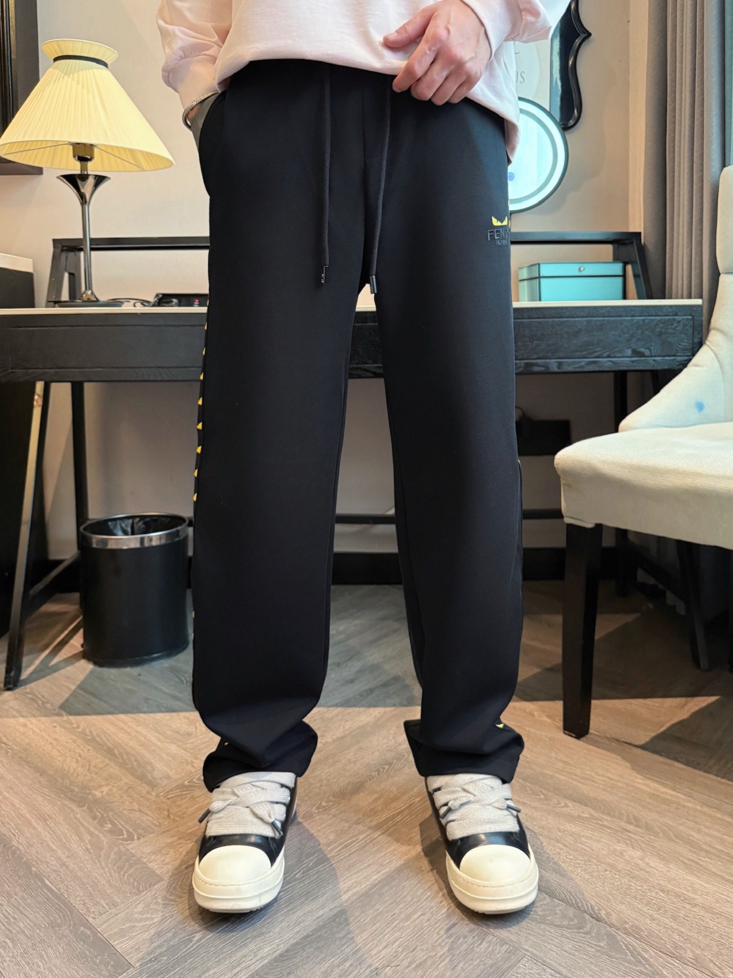 芬迪 顶级货品🐮 🆕2025秋冬新款休闲裤！官网同步发售。品牌经典LOGO休闲裤 ，定制面料，舒适度极好
