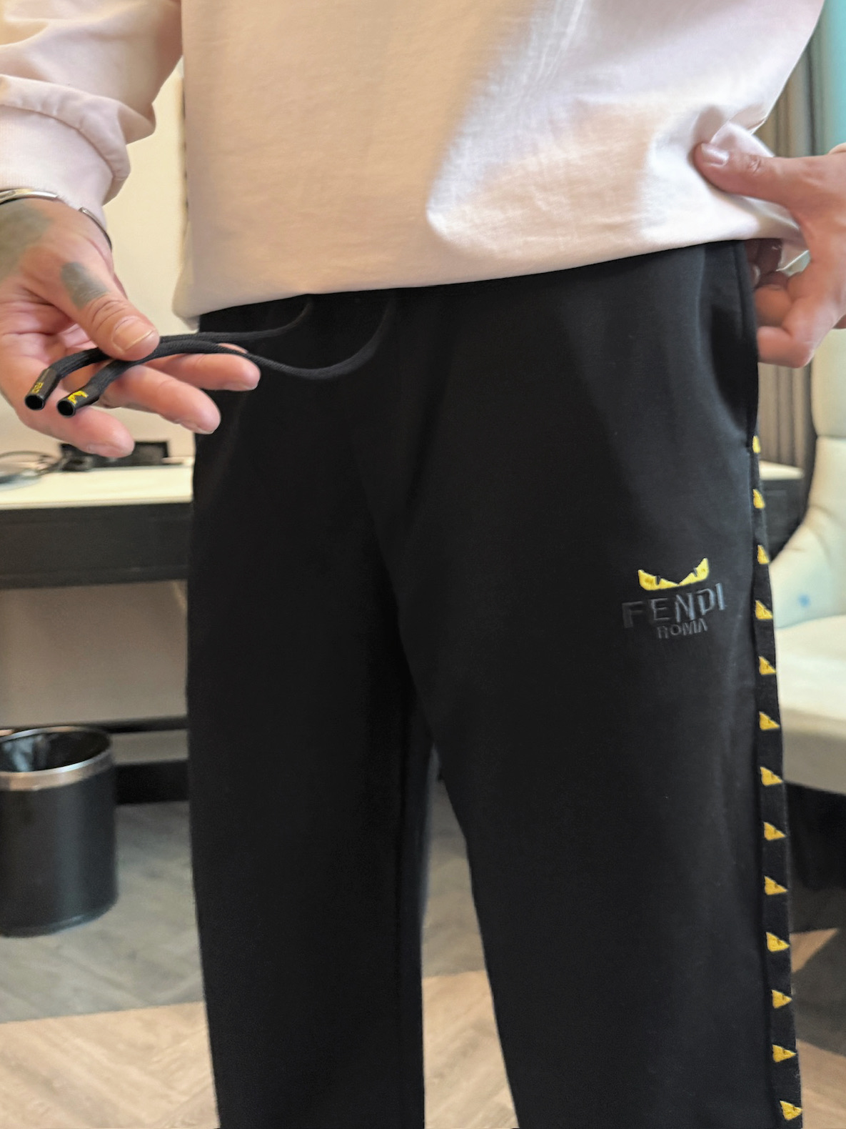 芬迪 顶级货品🐮 🆕2025秋冬新款休闲裤！官网同步发售。品牌经典LOGO休闲裤 ，定制面料，舒适度极好