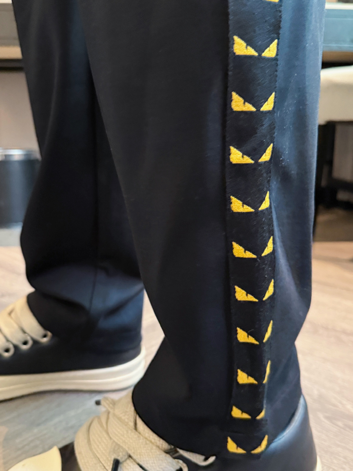 芬迪 顶级货品🐮 🆕2025秋冬新款休闲裤！官网同步发售。品牌经典LOGO休闲裤 ，定制面料，舒适度极好