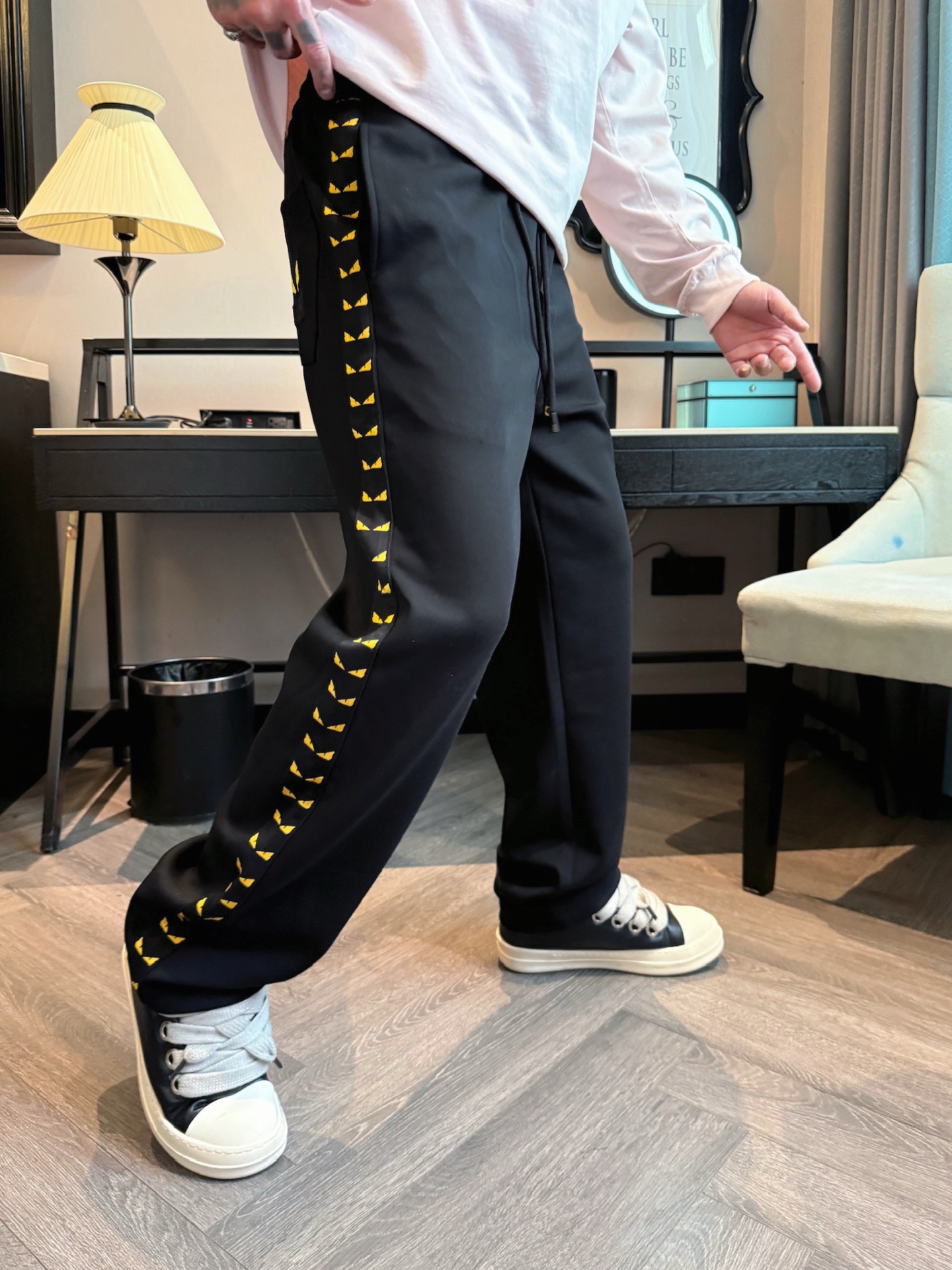 芬迪 顶级货品🐮 🆕2025秋冬新款休闲裤！官网同步发售。品牌经典LOGO休闲裤 ，定制面料，舒适度极好