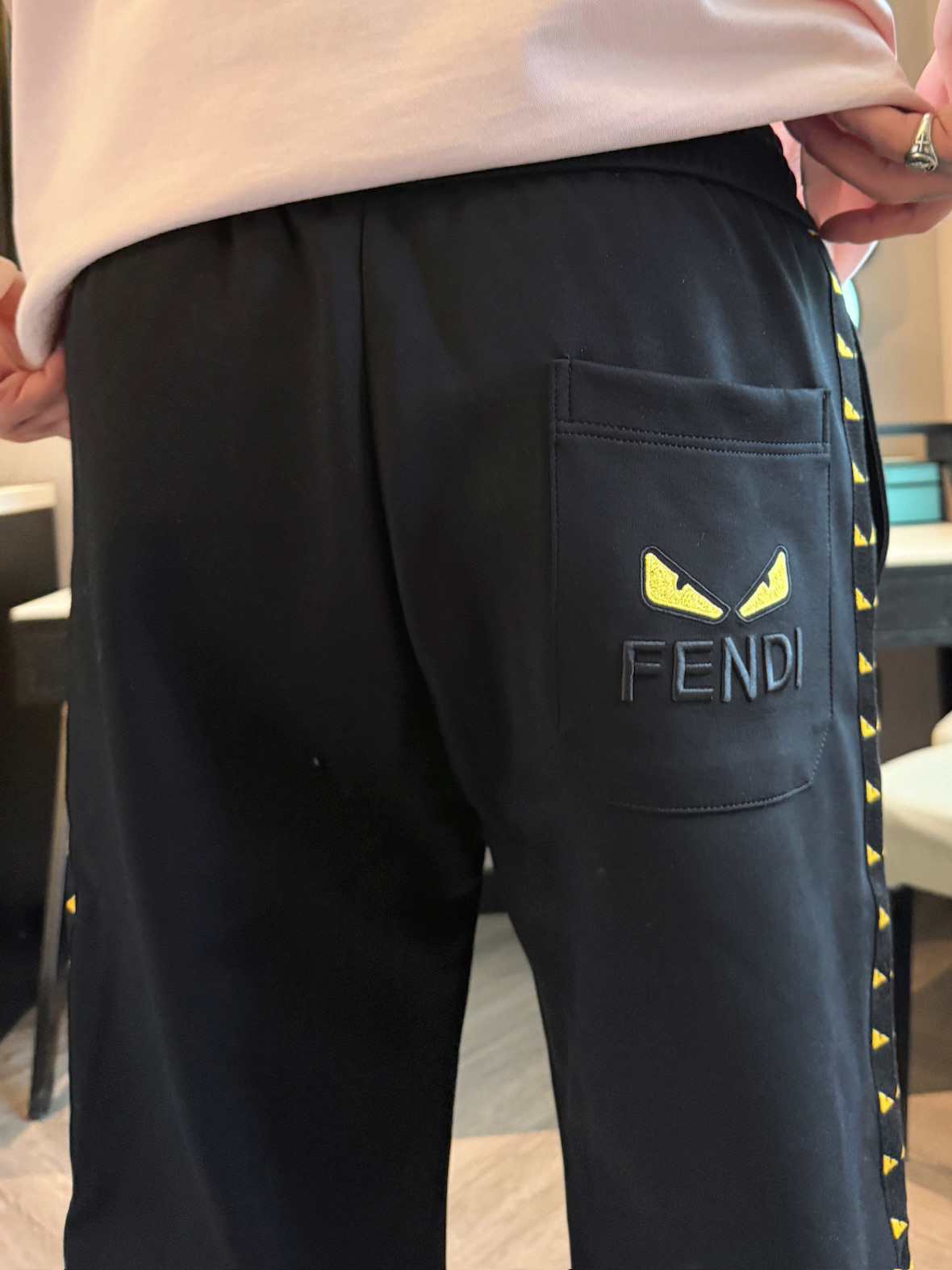 芬迪 顶级货品🐮 🆕2025秋冬新款休闲裤！官网同步发售。品牌经典LOGO休闲裤 ，定制面料，舒适度极好