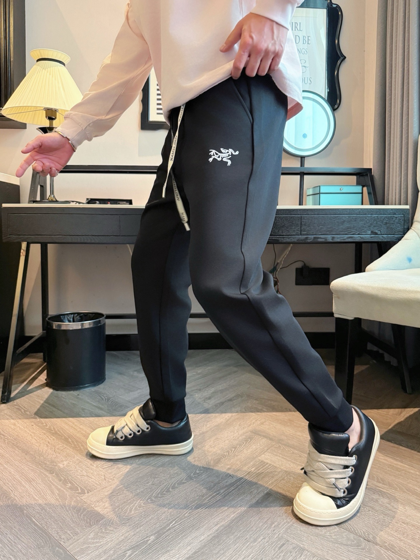 始祖鸟 顶级货品🐮 🆕2025秋冬新款休闲裤！官网同步发售。品牌经典LOGO休闲裤 ，定制面料，舒适度极