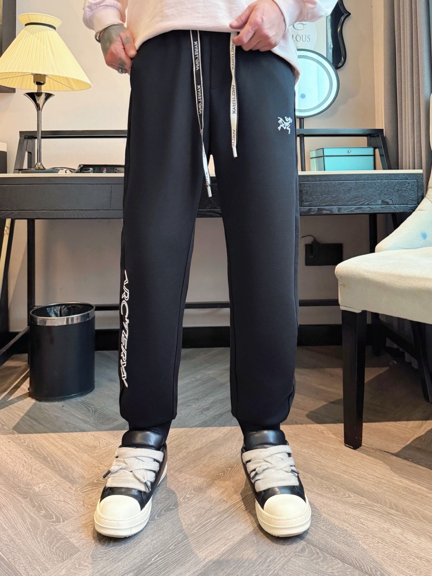 始祖鸟 顶级货品🐮 🆕2025秋冬新款休闲裤！官网同步发售。品牌经典LOGO休闲裤 ，定制面料，舒适度极