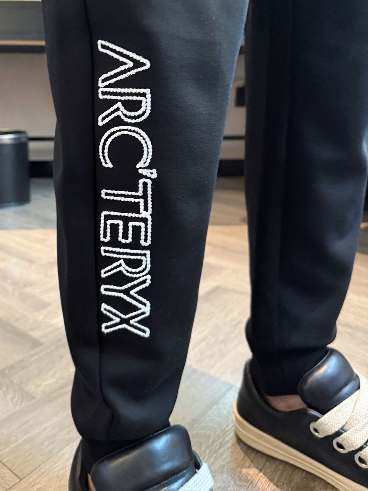 始祖鸟 顶级货品🐮 🆕2025秋冬新款休闲裤！官网同步发售。品牌经典LOGO休闲裤 ，定制面料，舒适度极