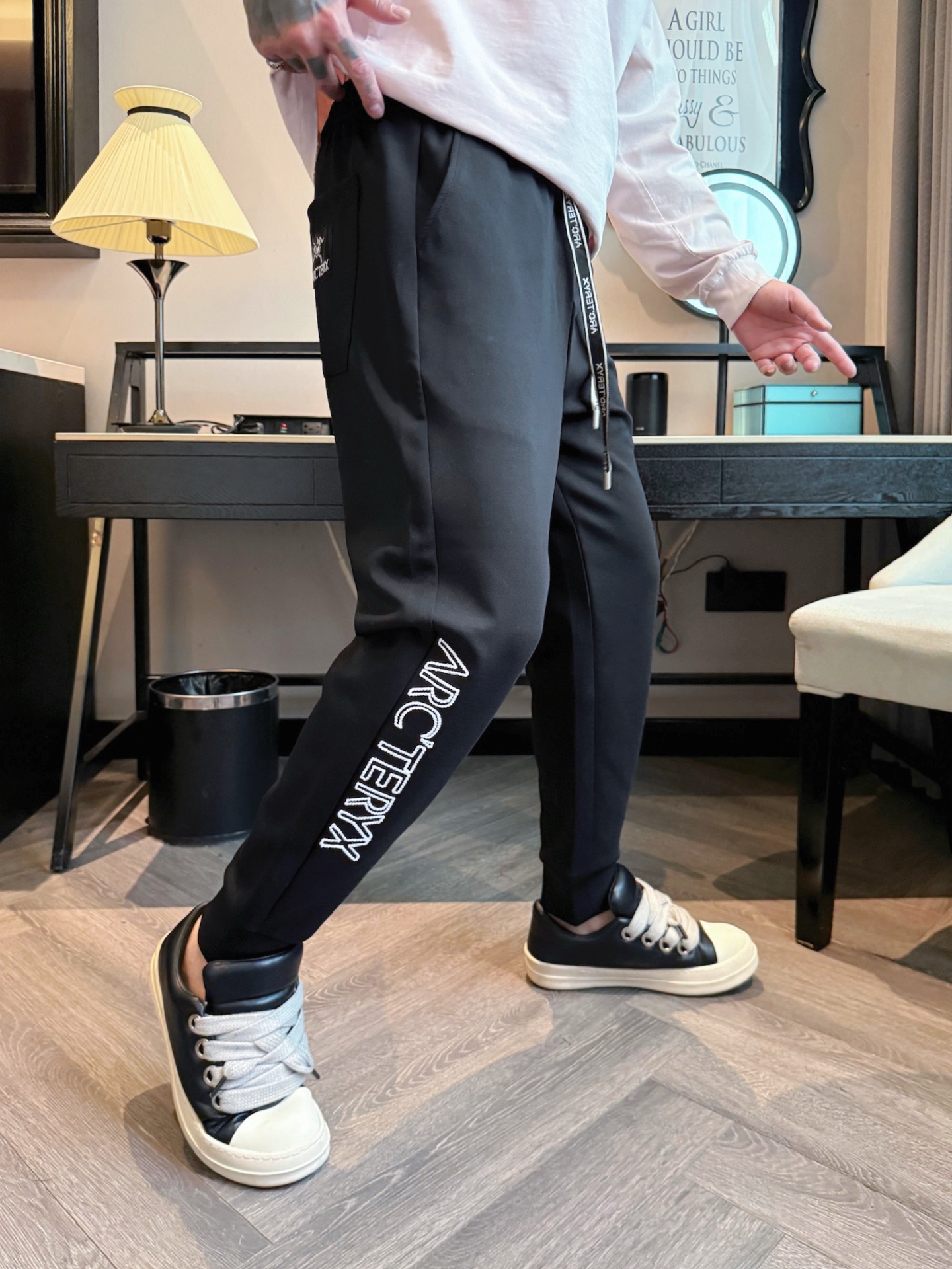 始祖鸟 顶级货品🐮 🆕2025秋冬新款休闲裤！官网同步发售。品牌经典LOGO休闲裤 ，定制面料，舒适度极