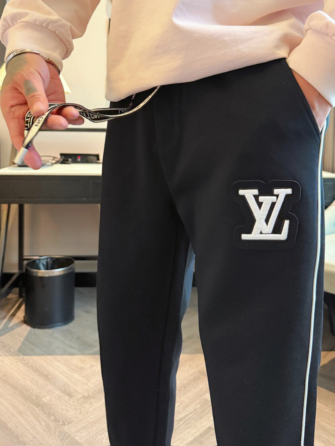 LV 顶级货品🐮 🆕2025秋冬新款休闲裤！官网同步发售。品牌经典LOGO休闲裤 ，定制面料，舒适度极好